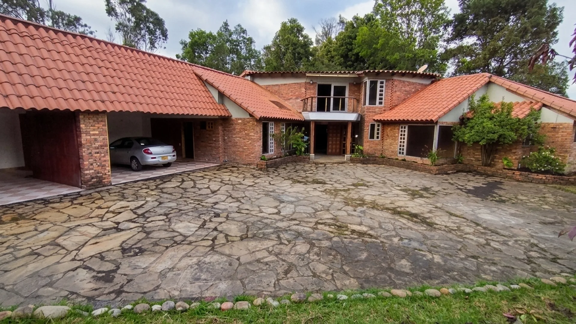 Fachada campestre de La Casa Marín rodeada de jardines